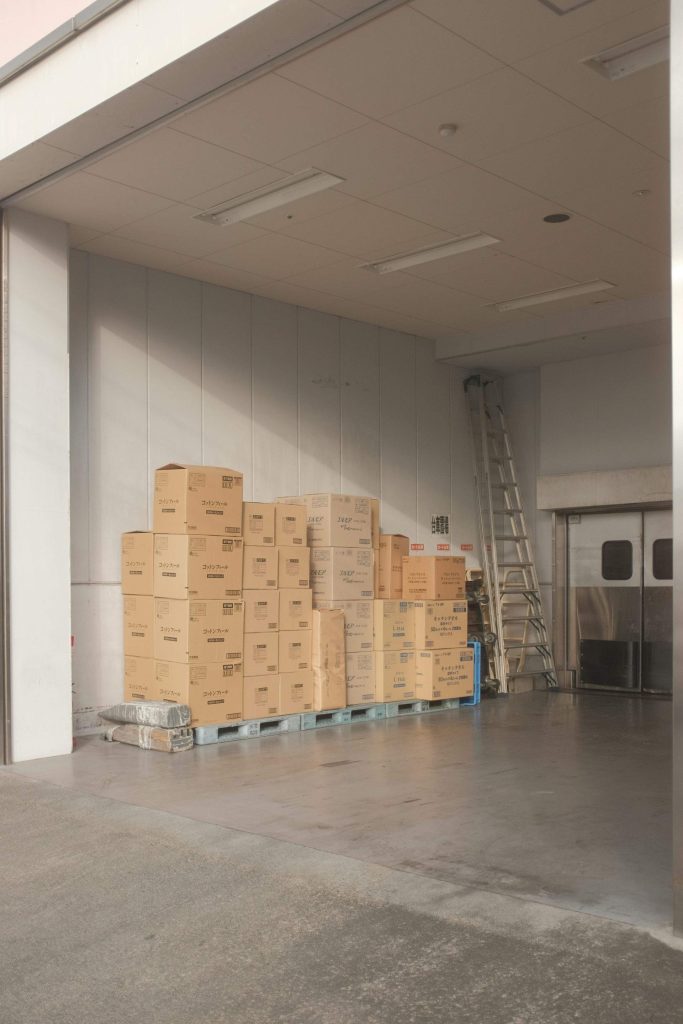 boîtes en carton marron sur carrelage blanc